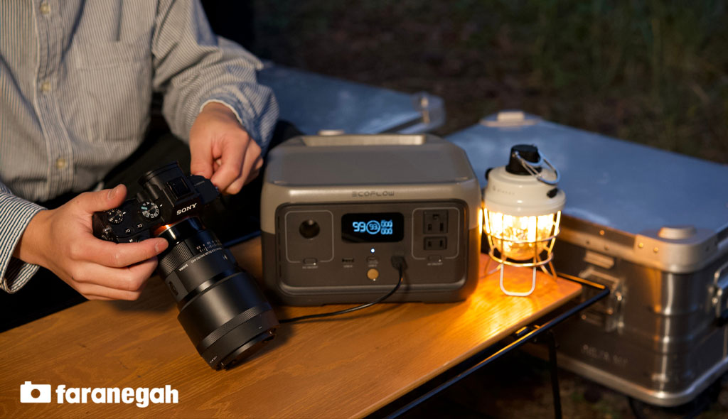 ذخیره کننده انرژی EcoFlow RIVER 2 Portable Power Station و شارژ دوربین در دست مرد